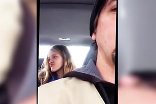 La muchacha no se da cuenta que su papá la está grabando mientras se toma selfies haciendo poses extrañas. (YouTube)
