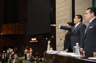 Jura. Momento en que Silvano Aureoles (centro) realiza el juramento para tomar posesión de la presidencia de la Cámara.
