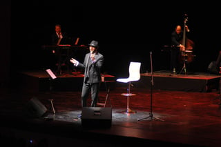 Un show de primera. El cantautor Édgar Oceransky se presentó anoche en el Teatro Nazas con su espectáculo Big Band.