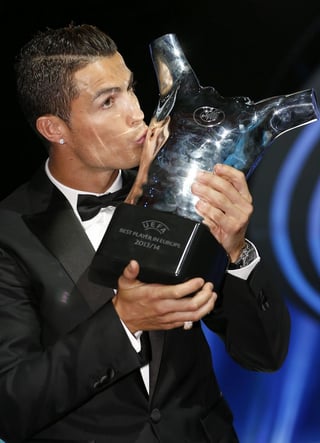El delantero portugués Cristiano Ronaldo fue reconocido ayer como el 'Mejor Jugador de Europa 2013-2014' por la UEFA. (EFE)