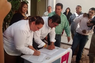 Firmas. El arranque tuvo lugar en el PRI de Gómez Palacio, con la firma que plasmaron diputados locales y regidores. 