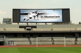 En la pantalla del Estadio Olímpico de Ciudad Universitaria se proyectó la imagen del goleador argentino. (Twitter)