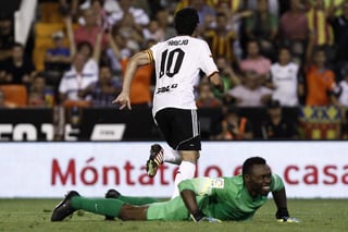 El Málaga sufrió el primer descalabro en la Liga de España, al caer 0-3 ante el Valencia en Mestalla. (EFE)
