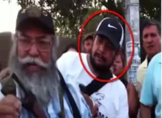En un video difundido en redes sociales se muestra a Estanislao Beltrán, ex líder de autodefensas, junto a quien se presume es Nicolás Sierra Santana, presunto líder de 'Los Viagras'; autoridades no se han pronunciado.  (Imagen tomada del video)