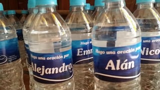 Son hasta el momento cinco mil botellas que se etiquetaron con los nombres más comunes, de las cuales cerca de mil ya fueron adquiridas por los feligreses. (El Siglo de Torreón)
