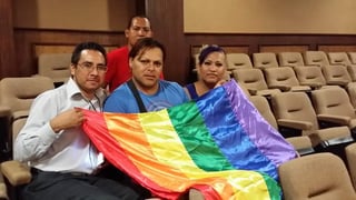 Integrantes de la comunidad Lésbico-Gay se dieron cita en el Palacio Legislativo para presenciar la aprobación. (El Siglo de Torreón)