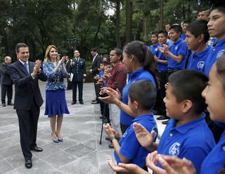 Informe. Peña Nieto y su mujer, Ángelica Rivera, recibieron a niños de escuelas primarias en Los Pinos.