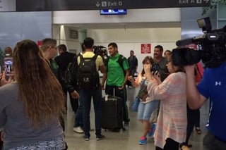 El santista Javier Orozco a su llegada al aeropuerto de San Francisco, California, junto al resto de sus compañeros del Tricolor. La Selección Mexicana llega a San Francisco
