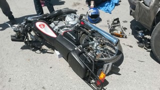 Trágico. La motocicleta y el casco quedó a un lado del cuerpo sin vida del motociclista.