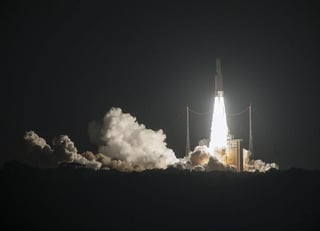 El lanzamiento, el 75º de un cohete Ariane 5, tuvo lugar desde el Centro Espacial Europeo de Kurú, en la Guayana francesa. (EFE)