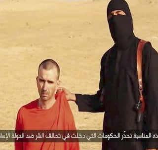 Víctima. David Cawthorne Haines en el video de su presunta ejecución por parte del Estado Islámico; en el material, la víctima asegura que David Cameron es el culpable de su muerte.