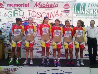 La integrantes del equipo no pasaron desapercibidas para el público asistente del Giro de Toscana. (INTERNET)