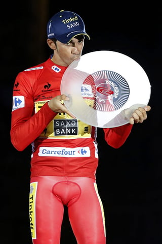 El ciclista del equipo Tinkoff Saxo, Alberto Contador, besa el trofeo de vencedor de la Vuelta a España. (EFE)