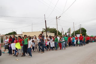 Familias. Completas participaron en la caminata que se organizó en la secundaría José Joaquín Fernández de Buen Abrigo. (EL SIGLO DE TORREÓN/ MARY VÁZQUEZ)