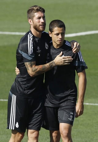 El defensa del Real Madrid, Sergio Ramos (i), y el delantero mexicano Javier Hernández ‘Chicharito’ (d) durante el entrenamiento del equipo, ayer por la mañana en Valdebebas. (EFE)