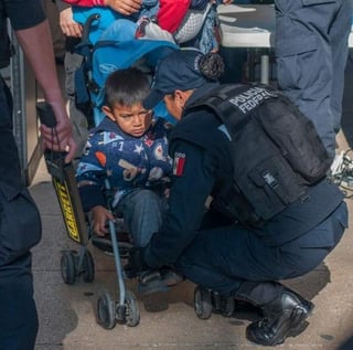 
Descuido. En un acto que generó repudio, policías catean a niños en el Zócalo.
