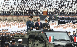Novedad. El presidente Peña Nieto pasó revista sobre un vehículo blindado hecho en el país.
