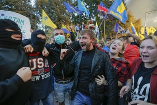 Felicidad. Activistas ucranianos celebran la decisión del parlamento de ratificar acuerdo con la Unión Europea. (EFE)