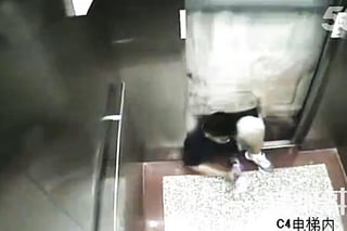 El elevador sube al siguiente piso sin esperar a que el chico suba por completo a la cabina. (YouTube)