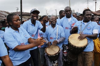 Riesgos. Sin perder el ánimo, activistas en liberia componen música para concientizar a la población sobre el ébola. (EFE)