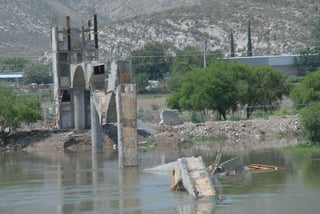 Puente. Hace más de 4 años que cayó el puente acueducto San Fernando, obra encargada por el ayuntamiento y que se desplomó. 