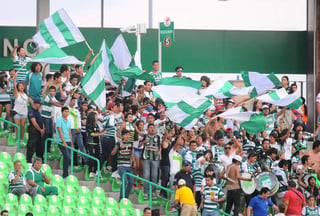 Aficionados al Santos Laguna pidieron apoyo a la directiva para que hiciera promociones para el próximo partido en casa. (Archivo)