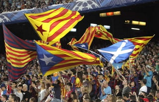 Seguidores del FC Barcelona animan a su equipo durante el partido de la primera jornada del Grupo G de Liga de Campeones ante el Apoel, disputado en el Camp Nou de Barcelona.  (EFE)