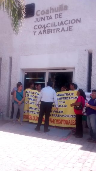 Los inconformes piden hablar con el Secretario de Gobierno, Armando Luna. (El Siglo de Torreón) 