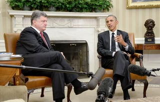 Diálogo.  El presidente estadounidense, Barack Obama (d), se reúne con su homólogo de Ucrania, Petro Poroshenko. (EFE)