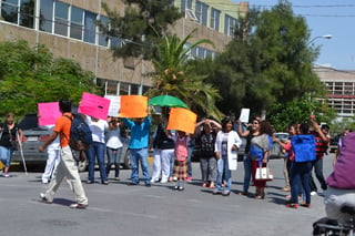 Bloquean. Trabajadores del Hospital Universitario cierran paso de la Juárez para exigir el restablecimiento de sus prestaciones.