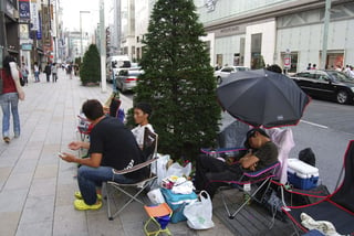Locura.  El iPhone 6 está ya generando expectación en Tokio, donde una decena de personas guardaba fila para comprarlo. (EFE)