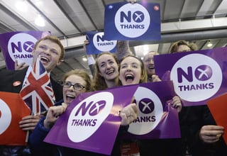 De acuerdo con los datos oficiales definitivos, dos millones mil 926 mil personas votaron en contra de la independencia escocesa de Reino Unido, mientras que un millón 617 mil 989 votó a favor. (EFE)