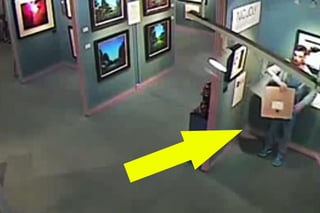 El sujeto intenta meter el enorme cuadro bajo su sudadera, al no poder opta por salirse del museo con el objeto bajo el brazo. (YouTube)