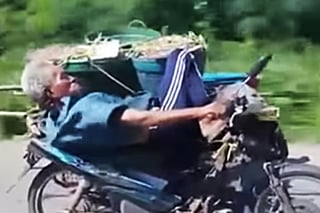 El hombre viajaba cómodamente sobre su motocicleta. (YouTube)