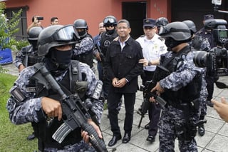 Bajo un dispositivo policial, Francisco Flores, acusado de haberse apropiado más de 15 mdd proveniente de donativos de Taiwán, salió de su casa acompañado de un contingente de agentes especiales. (EFE)
