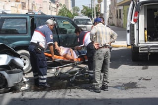La mujer lesionada fue auxiliada por los paramédicos de Cruz Roja y trasladada a un hospital del sector salud.