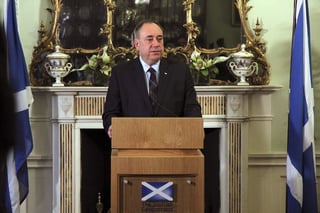 Renuncia primer ministro. Principal promotor de la separación de Escocia, el primer ministro Alex Salmond anunció su renuncia. 