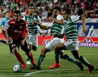 Alfredo Moreno anotó un par de goles, uno al principio de cada tiempo en el partido de ayer. (EFE)