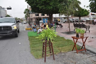 Parqueando. Integrantes de Ruedas del Desierto ocuparon dos cajones de estacionamiento en la Plaza de Armas, donde crearon un espacio verde con césped, macetas y plantas de ornato.