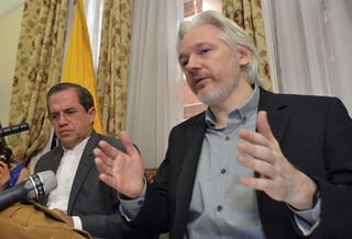 Julian Assange, asilado desde 2012 en la embajada de Ecuador en Londres, dijo que Estados Unidos puso precio a su cabeza por revelar información sobre el espionaje que realizaba. (ARCHIVO)