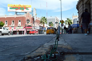 Daños. Luminarias, piezas decorativas y hasta contenedores de basura han sido afectados en el primer cuadro de Torreón.