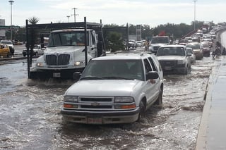 Afectaciones. El flujo vehicular se vio interrumpido en el Puente del Campesino debido a la laguna que se formó en los carriles que circulan de Torreón a Gómez Palacio.
