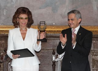 Distinción. Sophia Loren recibe las Alas de la Ciudad de México de manos de Miguel Mancera.