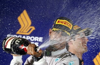 El británico Lewis Hamilton tomó el liderato en la lucha por el campeonato de la Fórmula Uno al ganar ayer el Grand Prix de Singapur. Hamilton conquista GP de Singapur y es líder 