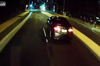 El conductor se pasó el rojo al creer que no venía alguna autoridad cerca de él. (YouTube)