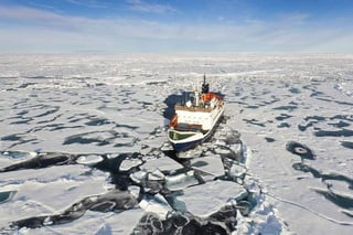 La reducción se debe a que durante el verano el hielo del polo norte se derritió hasta ubicarse por debajo de la media de 1981-2010, de 6.22 millones de kilómetros cuadrados. (Archivo)