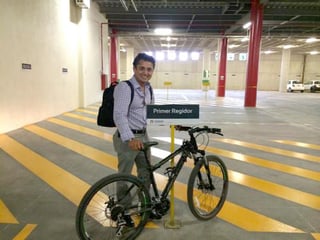 Se une a la causa. Miguel Mery Ayup, primer regidor del Ayuntamiento ocupa su lugar con su bicicleta.