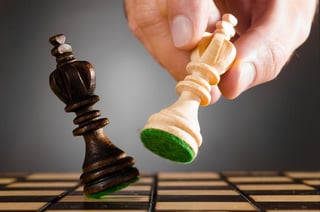 Practicar ajedrez con frecuencia estimula el cerebro y activa las conexiones neuronales, permitiendo que el pensamiento lógico sea más rápido y eficaz. (ARCHIVO)