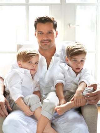 Ricky Martin habló sobre cómo les explicó a sus hijos de dónde nacieron. (Internet)