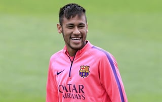 Neymar entrenó por separado del equipo el lunes y el martes regresó a las prácticas con sus compañeros. (EFE)